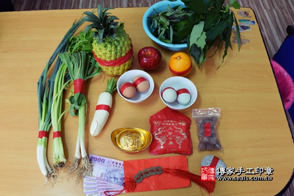 剃胎毛、滿月剃頭、嬰兒剃頭、嬰兒理髮、嬰兒剃髮、嬰兒剃胎毛、嬰兒滿月剃頭、寶寶剃頭、剃胎毛儀式、剃胎毛吉祥話、滿月剃頭儀式、滿月剃頭吉祥話、寶寶剃胎毛、寶寶滿月剃頭理髮、 台中市烏日地區剃胎毛、台中市烏日地區滿月剃頭、台中市烏日地區嬰兒剃頭剃胎毛、台中市烏日地區嬰兒理髮、台中市嬰兒剃髮、陳寶寶(台中烏日區到府嬰兒寶寶滿月剃頭理髮、免費到府嬰兒剃胎毛儀式吉祥話)。到府剃頭剃胎毛主持、專業拍照、DVD光碟、證書。★購買「臍帶章、肚臍章、胎毛筆刷印章」贈送：剃頭、收涎、抓周，三選一。2017.10.02照片1