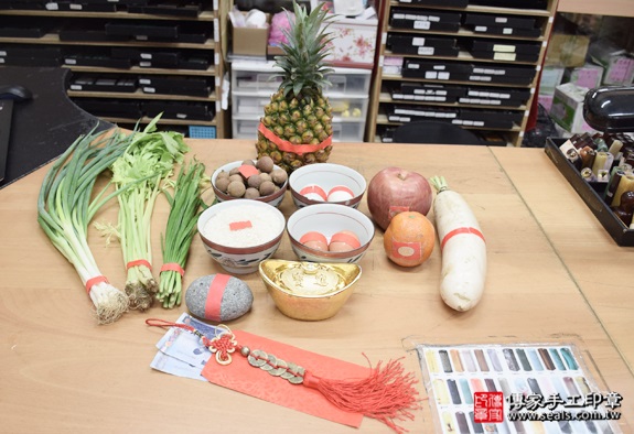 剃胎毛、滿月剃頭、嬰兒剃頭、嬰兒理髮、嬰兒剃髮、嬰兒剃胎毛、嬰兒滿月剃頭、寶寶剃頭、剃胎毛儀式、剃胎毛吉祥話、滿月剃頭儀式、滿月剃頭吉祥話、寶寶剃胎毛、寶寶滿月剃頭理髮、新北永和區剃胎毛、新北永和區滿月剃頭、新北永和區嬰兒剃頭剃胎毛、新北永和區嬰兒理髮、新北永和區嬰兒剃髮、小尾巴(新北永和區嬰兒寶寶滿月剃頭理髮、免費嬰兒剃胎毛儀式吉祥話)。中國風會場，爸媽寶貝免費穿「日中韓」古裝禮服。專業拍照、DVD光碟、證書。★購買「臍帶章、肚臍章、胎毛筆刷印章」贈送：剃頭、收涎、抓周，三選一。2016.06.06  照片1