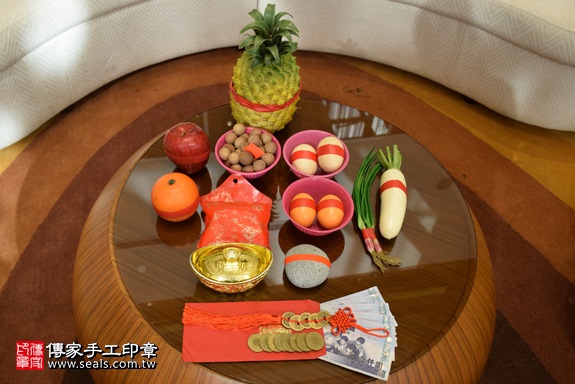 剃胎毛、滿月剃頭、嬰兒剃頭、嬰兒理髮、嬰兒剃髮、嬰兒剃胎毛、嬰兒滿月剃頭、寶寶剃頭、剃胎毛儀式、剃胎毛吉祥話、滿月剃頭儀式、滿月剃頭吉祥話、寶寶剃胎毛、寶寶滿月剃頭理髮、 新北市三重地區剃胎毛、新北市三重地區滿月剃頭、新北市三重地區嬰兒剃頭剃胎毛、新北市三重地區嬰兒理髮、新北市嬰兒剃髮、呂寶寶(新北三重區到府嬰兒寶寶滿月剃頭理髮、免費到府嬰兒剃胎毛儀式吉祥話)。到府剃頭剃胎毛主持、專業拍照、DVD光碟、證書。★購買「臍帶章、肚臍章、胎毛筆刷印章」贈送：剃頭、收涎、抓周，三選一。2017.12.20照片1