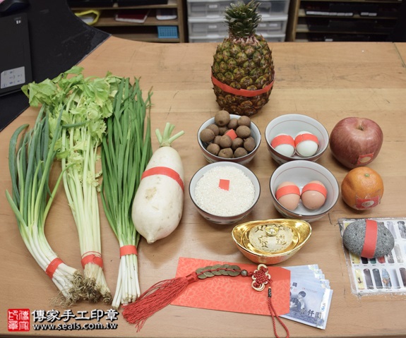 剃胎毛、滿月剃頭、嬰兒剃頭、嬰兒理髮、嬰兒剃髮、嬰兒剃胎毛、嬰兒滿月剃頭、寶寶剃頭、剃胎毛儀式、剃胎毛吉祥話、滿月剃頭儀式、滿月剃頭吉祥話、寶寶剃胎毛、寶寶滿月剃頭理髮、 新北永和區剃胎毛、新北永和區滿月剃頭、新北永和區嬰兒剃頭剃胎毛、新北永和區嬰兒理髮、新北永和區嬰兒剃髮、吳寶寶(新北永和區嬰兒寶寶滿月剃頭理髮、免費嬰兒剃胎毛儀式吉祥話)。中國風會場，爸媽寶貝免費穿「日中韓」古裝禮服。專業拍照、DVD光碟、證書。★購買「臍帶章、肚臍章、胎毛筆刷印章」贈送：剃頭、收涎、抓周，三選一。2015.12.12 照片1