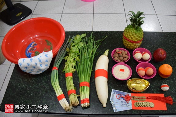 剃胎毛、滿月剃頭、嬰兒剃頭、嬰兒理髮、嬰兒剃髮、嬰兒剃胎毛、嬰兒滿月剃頭、寶寶剃頭、剃胎毛儀式、剃胎毛吉祥話、滿月剃頭儀式、滿月剃頭吉祥話、寶寶剃胎毛、寶寶滿月剃頭理髮、 桃園市觀音地區剃胎毛、桃園市觀音地區滿月剃頭、桃園市觀音地區嬰兒剃頭剃胎毛、桃園市觀音地區嬰兒理髮、桃園市嬰兒剃髮、 石寶寶(桃園觀音區到府嬰兒寶寶滿月剃頭理髮、免費到府嬰兒剃胎毛儀式吉祥話)。到府剃頭剃胎毛主持、專業拍照、DVD光碟、證書。★購買「臍帶章、肚臍章、胎毛筆刷印章」贈送：剃頭、收涎、抓周，三選一。2017.09.02照片1