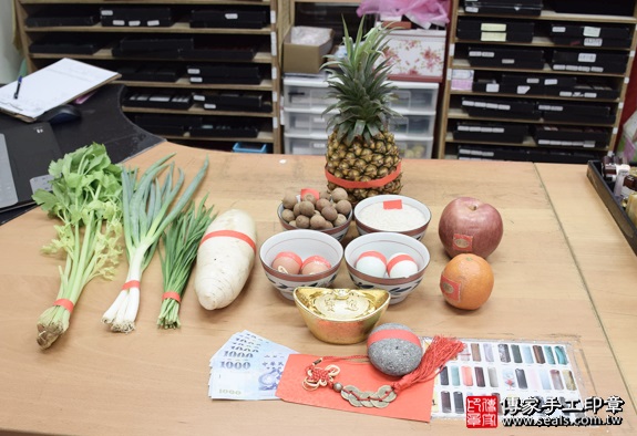 剃胎毛、滿月剃頭、嬰兒剃頭、嬰兒理髮、嬰兒剃髮、嬰兒剃胎毛、嬰兒滿月剃頭、寶寶剃頭、剃胎毛儀式、剃胎毛吉祥話、滿月剃頭儀式、滿月剃頭吉祥話、寶寶剃胎毛、寶寶滿月剃頭理髮、新北永和區剃胎毛、新北永和區滿月剃頭、新北永和區嬰兒剃頭剃胎毛、新北永和區嬰兒理髮、新北永和區嬰兒剃髮、許寶寶(新北永和區嬰兒寶寶滿月剃頭理髮、免費嬰兒剃胎毛儀式吉祥話)。中國風會場，爸媽寶貝免費穿「日中韓」古裝禮服。專業拍照、DVD光碟、證書。★購買「臍帶章、肚臍章、胎毛筆刷印章」贈送：剃頭、收涎、抓周，三選一。2016.05.09  照片1