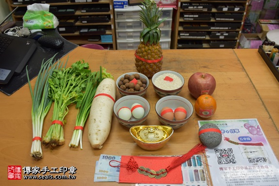 剃胎毛、滿月剃頭、嬰兒剃頭、嬰兒理髮、嬰兒剃髮、嬰兒剃胎毛、嬰兒滿月剃頭、寶寶剃頭、剃胎毛儀式、剃胎毛吉祥話、滿月剃頭儀式、滿月剃頭吉祥話、寶寶剃胎毛、寶寶滿月剃頭理髮、 新北市永和地區剃胎毛、新北市永和地區滿月剃頭、新北市永和地區嬰兒剃頭剃胎毛、新北市永和地區嬰兒理髮、新北市嬰兒剃髮、陳寶寶(新北永和區嬰兒寶寶滿月剃頭理髮、免費嬰兒剃胎毛儀式吉祥話)。中國風會場，爸媽寶貝免費穿「日中韓」古裝禮服。專業拍照、DVD光碟、證書。★購買「臍帶章、肚臍章、胎毛筆刷印章」贈送：剃頭、收涎、抓周，三選一。2017.09.06照片1