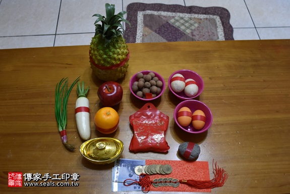 剃胎毛、滿月剃頭、嬰兒剃頭、嬰兒理髮、嬰兒剃髮、嬰兒剃胎毛、嬰兒滿月剃頭、寶寶剃頭、剃胎毛儀式、剃胎毛吉祥話、滿月剃頭儀式、滿月剃頭吉祥話、寶寶剃胎毛、寶寶滿月剃頭理髮、 新竹縣竹北地區剃胎毛、新竹縣竹北地區滿月剃頭、新竹縣竹北地區嬰兒剃頭剃胎毛、新竹縣竹北地區嬰兒理髮、新竹縣嬰兒剃髮、黃寶寶(新北竹北市到府嬰兒寶寶滿月剃頭理髮、免費到府嬰兒剃胎毛儀式吉祥話)。到府剃頭剃胎毛主持、專業拍照、DVD光碟、證書。★購買「臍帶章、肚臍章、胎毛筆刷印章」贈送：剃頭、收涎、抓周，三選一。2017.10.08照片1
