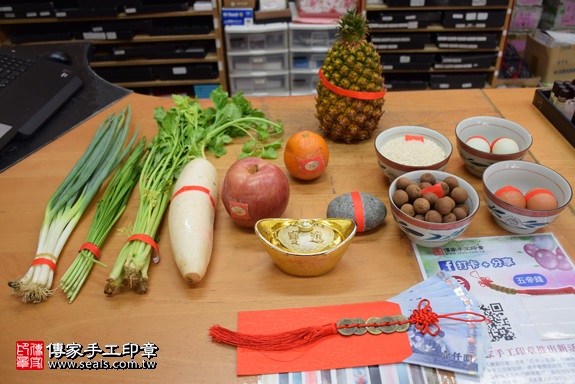 剃胎毛、滿月剃頭、嬰兒剃頭、嬰兒理髮、嬰兒剃髮、嬰兒剃胎毛、嬰兒滿月剃頭、寶寶剃頭、剃胎毛儀式、剃胎毛吉祥話、滿月剃頭儀式、滿月剃頭吉祥話、寶寶剃胎毛、寶寶滿月剃頭理髮、 新北市永和地區剃胎毛、新北市永和地區滿月剃頭、新北市永和地區嬰兒剃頭剃胎毛、新北市永和地區嬰兒理髮、新北市嬰兒剃髮、廖寶寶(新北永和區嬰兒寶寶滿月剃頭理髮、免費嬰兒剃胎毛儀式吉祥話)。中國風會場，爸媽寶貝免費穿「日中韓」古裝禮服。專業拍照、DVD光碟、證書。★購買「臍帶章、肚臍章、胎毛筆刷印章」贈送：剃頭、收涎、抓周，三選一。2017.10.09照片1