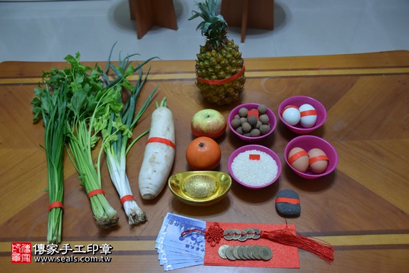 剃胎毛、滿月剃頭、嬰兒剃頭、嬰兒理髮、嬰兒剃髮、嬰兒剃胎毛、嬰兒滿月剃頭、寶寶剃頭、剃胎毛儀式、剃胎毛吉祥話、滿月剃頭儀式、滿月剃頭吉祥話、寶寶剃胎毛、寶寶滿月剃頭理髮、 新北市板橋地區剃胎毛、新北市板橋地區滿月剃頭、新北市板橋地區嬰兒剃頭剃胎毛、新北市板橋地區嬰兒理髮、新北市嬰兒剃髮、黃寶寶(新北板橋區到府嬰兒寶寶滿月剃頭理髮、免費到府嬰兒剃胎毛儀式吉祥話)。到府剃頭剃胎毛主持、專業拍照、DVD光碟、證書。★購買「臍帶章、肚臍章、胎毛筆刷印章」贈送：剃頭、收涎、抓周，三選一。2017.10.19照片1