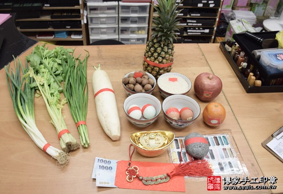 剃胎毛、滿月剃頭、嬰兒剃頭、嬰兒理髮、嬰兒剃髮、嬰兒剃胎毛、嬰兒滿月剃頭、寶寶剃頭、剃胎毛儀式、剃胎毛吉祥話、滿月剃頭儀式、滿月剃頭吉祥話、寶寶剃胎毛、寶寶滿月剃頭理髮、新北永和區剃胎毛、新北永和區滿月剃頭、新北永和區嬰兒剃頭剃胎毛、新北永和區嬰兒理髮、新北永和區嬰兒剃髮、張寶寶(新北永和區嬰兒寶寶滿月剃頭理髮、免費嬰兒剃胎毛儀式吉祥話)。中國風會場，爸媽寶貝免費穿「日中韓」古裝禮服。專業拍照、DVD光碟、證書。★購買「臍帶章、肚臍章、胎毛筆刷印章」贈送：剃頭、收涎、抓周，三選一。2016.05.24  照片1