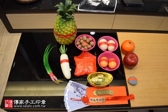 剃胎毛、滿月剃頭、嬰兒剃頭、嬰兒理髮、嬰兒剃髮、嬰兒剃胎毛、嬰兒滿月剃頭、寶寶剃頭、剃胎毛儀式、剃胎毛吉祥話、滿月剃頭儀式、滿月剃頭吉祥話、寶寶剃胎毛、寶寶滿月剃頭理髮、 台北市信義地區剃胎毛、台北市信義地區滿月剃頭、台北市信義地區嬰兒剃頭剃胎毛、台北市信義地區嬰兒理髮、台北市嬰兒剃髮、鄧寶寶(台北信義區到府嬰兒寶寶滿月剃頭理髮、免費到府嬰兒剃胎毛儀式吉祥話)。到府剃頭剃胎毛主持、專業拍照、DVD光碟、證書。★購買「臍帶章、肚臍章、胎毛筆刷印章」贈送：剃頭、收涎、抓周，三選一。2017.11.18照片1