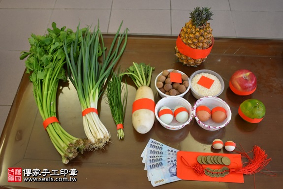剃胎毛、滿月剃頭、嬰兒剃頭、嬰兒理髮、嬰兒剃髮、嬰兒剃胎毛、嬰兒滿月剃頭、寶寶剃頭、剃胎毛儀式、剃胎毛吉祥話、滿月剃頭儀式、滿月剃頭吉祥話、寶寶剃胎毛、寶寶滿月剃頭理髮、 桃園市桃園地區剃胎毛、桃園市桃園地區滿月剃頭、桃園市桃園地區嬰兒剃頭剃胎毛、桃園市桃園地區嬰兒理髮、桃園市嬰兒剃髮、梁寶寶(桃園桃園區到府嬰兒寶寶滿月剃頭理髮、免費到府嬰兒剃胎毛儀式吉祥話)。到府剃頭剃胎毛主持、專業拍照、DVD光碟、證書。★購買「臍帶章、肚臍章、胎毛筆刷印章」贈送：剃頭、收涎、抓周，三選一。2017.11.28照片1