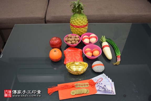 剃胎毛、滿月剃頭、嬰兒剃頭、嬰兒理髮、嬰兒剃髮、嬰兒剃胎毛、嬰兒滿月剃頭、寶寶剃頭、剃胎毛儀式、剃胎毛吉祥話、滿月剃頭儀式、滿月剃頭吉祥話、寶寶剃胎毛、寶寶滿月剃頭理髮、 新北市中和地區剃胎毛、新北市中和地區滿月剃頭、新北市中和地區嬰兒剃頭剃胎毛、新北市中和地區嬰兒理髮新北市嬰兒剃髮、張寶寶(新北中和區到府嬰兒寶寶滿月剃頭理髮、免費到府嬰兒剃胎毛儀式吉祥話)。到府剃頭剃胎毛主持、專業拍照、DVD光碟、證書。★購買「臍帶章、肚臍章、胎毛筆刷印章」贈送：剃頭、收涎、抓周，三選一。2017.12.20照片1