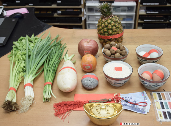 游寶寶(新北永和區嬰兒寶寶滿月剃頭理髮、免費嬰兒剃胎毛儀式吉祥話)。中國風會場，爸媽寶貝免費穿「日中韓」古裝禮服。專業拍照、DVD光碟、證書。★購買「臍帶章、肚臍章、胎毛筆刷印章」贈送：剃頭、收涎、抓周，三選一。 2015.12.02 照片1