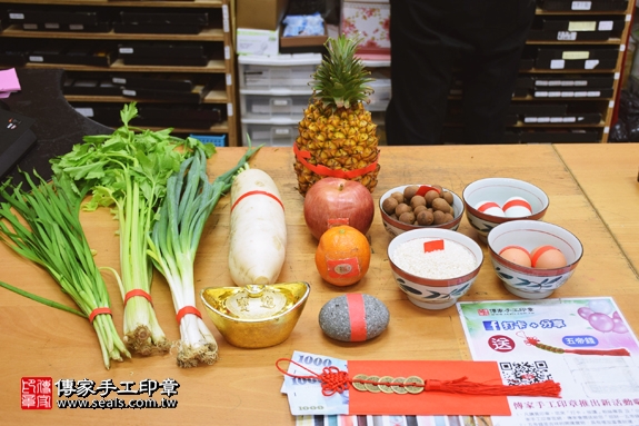 剃胎毛、滿月剃頭、嬰兒剃頭、嬰兒理髮、嬰兒剃髮、嬰兒剃胎毛、嬰兒滿月剃頭、寶寶剃頭、剃胎毛儀式、剃胎毛吉祥話、滿月剃頭儀式、滿月剃頭吉祥話、寶寶剃胎毛、寶寶滿月剃頭理髮、新北永和區剃胎毛、新北永和區滿月剃頭、新北永和區嬰兒剃頭剃胎毛、新北永和區嬰兒理髮、新北永和區嬰兒剃髮、周寶寶(新北永和區嬰兒寶寶滿月剃頭理髮、免費嬰兒剃胎毛儀式吉祥話)。中國風會場，爸媽寶貝免費穿「日中韓」古裝禮服。專業拍照、DVD光碟、證書。★購買「臍帶章、肚臍章、胎毛筆刷印章」贈送：剃頭、收涎、抓周，三選一。2017.05.13 照片1