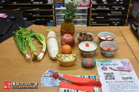 剃胎毛、滿月剃頭、嬰兒剃頭、嬰兒理髮、嬰兒剃髮、嬰兒剃胎毛、嬰兒滿月剃頭、寶寶剃頭、剃胎毛儀式、剃胎毛吉祥話、滿月剃頭儀式、滿月剃頭吉祥話、寶寶剃胎毛、寶寶滿月剃頭理髮、 新北市永和地區剃胎毛、新北市永和地區滿月剃頭、新北市永和地區嬰兒剃頭剃胎毛、新北市永和地區嬰兒理髮、新北市嬰兒剃髮、莊寶寶(新北永和區嬰兒寶寶滿月剃頭理髮、免費嬰兒剃胎毛儀式吉祥話)。中國風會場，爸媽寶貝免費穿「日中韓」古裝禮服。專業拍照、DVD光碟、證書。★購買「臍帶章、肚臍章、胎毛筆刷印章」贈送：剃頭、收涎、抓周，三選一。2017.09.06照片1
