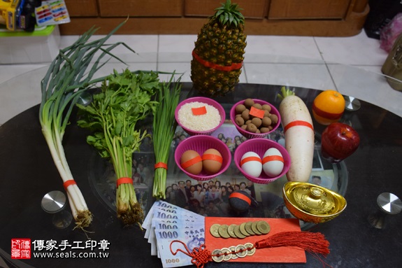 剃胎毛、滿月剃頭、嬰兒剃頭、嬰兒理髮、嬰兒剃髮、嬰兒剃胎毛、嬰兒滿月剃頭、寶寶剃頭、剃胎毛儀式、剃胎毛吉祥話、滿月剃頭儀式、滿月剃頭吉祥話、寶寶剃胎毛、寶寶滿月剃頭理髮、 新北市土城地區剃胎毛、新北市土城地區滿月剃頭、新北市土城地區嬰兒剃頭剃胎毛、新北市土城地區嬰兒理髮、新北市嬰兒剃髮、林寶寶(新北土城區到府嬰兒寶寶滿月剃頭理髮、免費到府嬰兒剃胎毛儀式吉祥話)。到府剃頭剃胎毛主持、專業拍照、DVD光碟、證書。★購買「臍帶章、肚臍章、胎毛筆刷印章」贈送：剃頭、收涎、抓周，三選一。2017.09.22照片1
