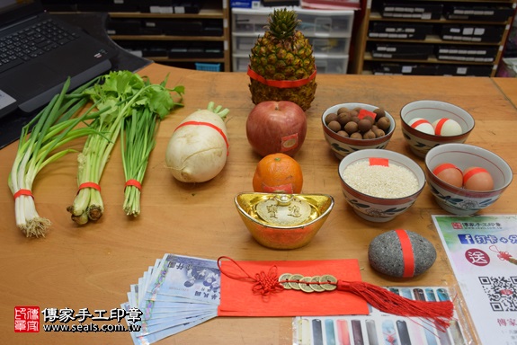 剃胎毛、滿月剃頭、嬰兒剃頭、嬰兒理髮、嬰兒剃髮、嬰兒剃胎毛、嬰兒滿月剃頭、寶寶剃頭、剃胎毛儀式、剃胎毛吉祥話、滿月剃頭儀式、滿月剃頭吉祥話、寶寶剃胎毛、寶寶滿月剃頭理髮、 新北市永和地區剃胎毛、新北市永和地區滿月剃頭、新北市永和地區嬰兒剃頭剃胎毛、新北市永和地區嬰兒理髮、新北市嬰兒剃髮、王寶寶(新北永和區嬰兒寶寶滿月剃頭理髮、免費嬰兒剃胎毛儀式吉祥話)。中國風會場，爸媽寶貝免費穿「日中韓」古裝禮服。專業拍照、DVD光碟、證書。★購買「臍帶章、肚臍章、胎毛筆刷印章」贈送：剃頭、收涎、抓周，三選一。2017.11.18照片1