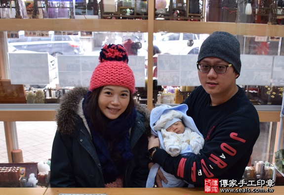 剃胎毛、滿月剃頭、嬰兒剃頭、嬰兒理髮、嬰兒剃髮、嬰兒剃胎毛、嬰兒滿月剃頭、寶寶剃頭、剃胎毛儀式、剃胎毛吉祥話、滿月剃頭儀式、滿月剃頭吉祥話、寶寶剃胎毛、寶寶滿月剃頭理髮、新北永和區剃胎毛、新北永和區滿月剃頭、新北永和區嬰兒剃頭剃胎毛、新北永和區嬰兒理髮、新北永和區嬰兒剃髮、林寶寶(新北永和區嬰兒寶寶滿月剃頭理髮、免費嬰兒剃胎毛儀式吉祥話)。中國風會場，爸媽寶貝免費穿「日中韓」古裝禮服。專業拍照、DVD光碟、證書。★購買「臍帶章、肚臍章、胎毛筆刷印章」贈送：剃頭、收涎、抓周，三選一。2016.01.25 照片2