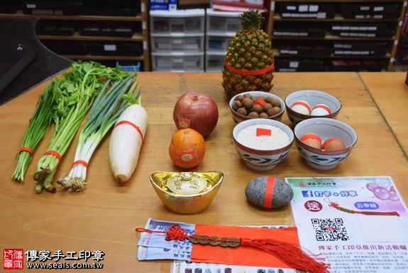 剃胎毛、滿月剃頭、嬰兒剃頭、嬰兒理髮、嬰兒剃髮、嬰兒剃胎毛、嬰兒滿月剃頭、寶寶剃頭、剃胎毛儀式、剃胎毛吉祥話、滿月剃頭儀式、滿月剃頭吉祥話、寶寶剃胎毛、寶寶滿月剃頭理髮、 新北市永和地區剃胎毛、新北市永和地區滿月剃頭、新北市永和地區嬰兒剃頭剃胎毛、新北市永和地區嬰兒理髮、新北市嬰兒剃髮、陳寶寶(新北永和區嬰兒寶寶滿月剃頭理髮、免費嬰兒剃胎毛儀式吉祥話)。中國風會場，爸媽寶貝免費穿「日中韓」古裝禮服。專業拍照、DVD光碟、證書。★購買「臍帶章、肚臍章、胎毛筆刷印章」贈送：剃頭、收涎、抓周，三選一。2017.10.10照片1