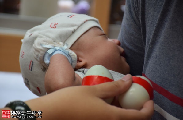 剃胎毛、滿月剃頭、嬰兒剃頭、嬰兒理髮、嬰兒剃髮、嬰兒剃胎毛、嬰兒滿月剃頭、寶寶剃頭、剃胎毛儀式、剃胎毛吉祥話、滿月剃頭儀式、滿月剃頭吉祥話、寶寶剃胎毛、寶寶滿月剃頭理髮、台中北區剃胎毛、台中北區滿月剃頭、台中北區嬰兒剃頭剃胎毛、台中北區嬰兒理髮、台中北區嬰兒剃髮、陳寶寶(台中北區嬰兒寶寶滿月剃頭理髮、免費嬰兒剃胎毛儀式吉祥話)。中國風會場，爸媽寶貝免費穿「日中韓」古裝禮服。專業拍照、DVD光碟、證書。★購買「臍帶章、肚臍章、胎毛筆刷印章」贈送：剃頭、收涎、抓周，三選一。2016.07.17  照片4