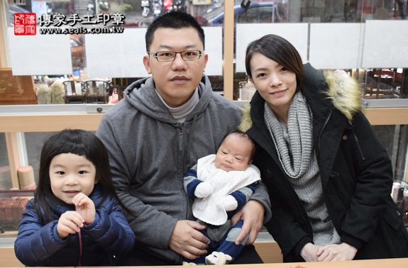 剃胎毛、滿月剃頭、嬰兒剃頭、嬰兒理髮、嬰兒剃髮、嬰兒剃胎毛、嬰兒滿月剃頭、寶寶剃頭、剃胎毛儀式、剃胎毛吉祥話、滿月剃頭儀式、滿月剃頭吉祥話、寶寶剃胎毛、寶寶滿月剃頭理髮、新北永和區剃胎毛、新北永和區滿月剃頭、新北永和區嬰兒剃頭剃胎毛、新北永和區嬰兒理髮、新北永和區嬰兒剃髮、簡寶寶(新北永和區嬰兒寶寶滿月剃頭理髮、免費嬰兒剃胎毛儀式吉祥話)。中國風會場，爸媽寶貝免費穿「日中韓」古裝禮服。專業拍照、DVD光碟、證書。★購買「臍帶章、肚臍章、胎毛筆刷印章」贈送：剃頭、收涎、抓周，三選一。2016.01.23 照片2