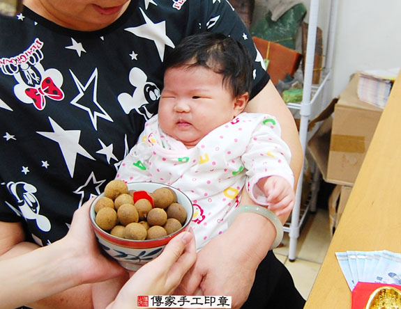 陳寶寶(新北永和區嬰兒寶寶滿月剃頭理髮、免費嬰兒剃胎毛儀式吉祥話)。中國風會場，爸媽寶貝免費穿「日中韓」古裝禮服。專業拍照、DVD光碟、證書。★購買「臍帶章、肚臍章、胎毛筆刷印章」贈送：剃頭、收涎、抓周，三選一。 2015.07.11 照片7