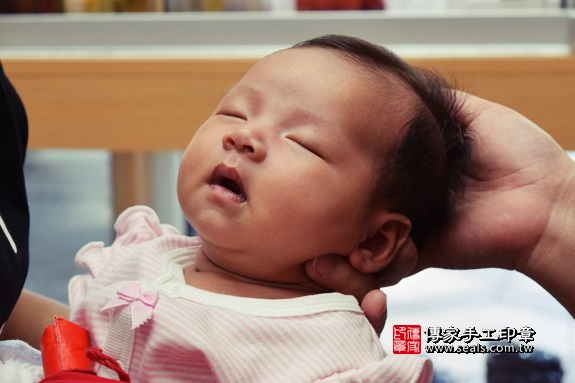 剃胎毛、滿月剃頭、嬰兒剃頭、嬰兒理髮、嬰兒剃髮、嬰兒剃胎毛、嬰兒滿月剃頭、寶寶剃頭、剃胎毛儀式、剃胎毛吉祥話、滿月剃頭儀式、滿月剃頭吉祥話、寶寶剃胎毛、寶寶滿月剃頭理髮、 台中市北區地區剃胎毛、台中市北區地區滿月剃頭、台中市北區地區嬰兒剃頭剃胎毛、台中市北區地區嬰兒理髮、台中市嬰兒剃髮、烏賊(台中市北區嬰兒寶寶滿月剃頭理髮、免費嬰兒剃胎毛儀式吉祥話)。中國風會場，爸媽寶貝免費穿「日中韓」古裝禮服。專業拍照、DVD光碟、證書。★購買「臍帶章、肚臍章、胎毛筆刷印章」贈送：剃頭、收涎、抓周，三選一。2017.09.16照片3