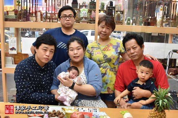 剃胎毛、滿月剃頭、嬰兒剃頭、嬰兒理髮、嬰兒剃髮、嬰兒剃胎毛、嬰兒滿月剃頭、寶寶剃頭、剃胎毛儀式、剃胎毛吉祥話、滿月剃頭儀式、滿月剃頭吉祥話、寶寶剃胎毛、寶寶滿月剃頭理髮、 新北市永和地區剃胎毛、新北市永和地區滿月剃頭、新北市永和地區嬰兒剃頭剃胎毛、新北市永和地區嬰兒理髮、新北市嬰兒剃髮、陳寶寶(新北永和區嬰兒寶寶滿月剃頭理髮、免費嬰兒剃胎毛儀式吉祥話)。中國風會場，爸媽寶貝免費穿「日中韓」古裝禮服。專業拍照、DVD光碟、證書。★購買「臍帶章、肚臍章、胎毛筆刷印章」贈送：剃頭、收涎、抓周，三選一。2017.09.10照片2