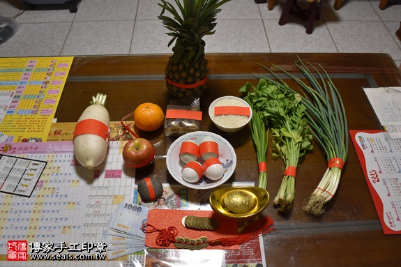 剃胎毛、滿月剃頭、嬰兒剃頭、嬰兒理髮、嬰兒剃髮、嬰兒剃胎毛、嬰兒滿月剃頭、寶寶剃頭、剃胎毛儀式、剃胎毛吉祥話、滿月剃頭儀式、滿月剃頭吉祥話、寶寶剃胎毛、寶寶滿月剃頭理髮、 新北市淡水地區剃胎毛、新北市淡水地區滿月剃頭、新北市淡水地區嬰兒剃頭剃胎毛、新北市淡水地區嬰兒理髮、新北市嬰兒剃髮、何寶寶(新北淡水區到府嬰兒寶寶滿月剃頭理髮、免費到府嬰兒剃胎毛儀式吉祥話)。到府剃頭剃胎毛主持、專業拍照、DVD光碟、證書。★購買「臍帶章、肚臍章、胎毛筆刷印章」贈送：剃頭、收涎、抓周，三選一。2017.09.24照片1