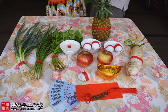 剃胎毛、滿月剃頭、嬰兒剃頭、嬰兒理髮、嬰兒剃髮、嬰兒剃胎毛、嬰兒滿月剃頭、寶寶剃頭、剃胎毛儀式、剃胎毛吉祥話、滿月剃頭儀式、滿月剃頭吉祥話、寶寶剃胎毛、寶寶滿月剃頭理髮、 高雄市鳳山地區剃胎毛、高雄市鳳山地區滿月剃頭、高雄市鳳山地區嬰兒剃頭剃胎毛、高雄市鳳山地區嬰兒理髮、高雄市嬰兒剃髮、莊寶寶(高雄鳳山區到府嬰兒寶寶滿月剃頭理髮、免費到府嬰兒剃胎毛儀式吉祥話)。到府剃頭剃胎毛主持、專業拍照、DVD光碟、證書。★購買「臍帶章、肚臍章、胎毛筆刷印章」贈送：剃頭、收涎、抓周，三選一。2017.10.16照片1