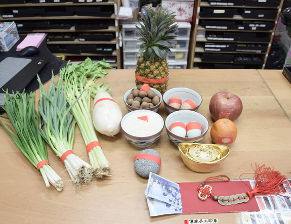 劉寶寶(新北永和區嬰兒寶寶滿月剃頭理髮、免費嬰兒剃胎毛儀式吉祥話)。中國風會場，爸媽寶貝免費穿「日中韓」古裝禮服。專業拍照、DVD光碟、證書。★購買「臍帶章、肚臍章、胎毛筆刷印章」贈送：剃頭、收涎、抓周，三選一。 2015.11.26 照片1