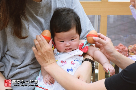 剃胎毛、滿月剃頭、嬰兒剃頭、嬰兒理髮、嬰兒剃髮、嬰兒剃胎毛、嬰兒滿月剃頭、寶寶剃頭、剃胎毛儀式、剃胎毛吉祥話、滿月剃頭儀式、滿月剃頭吉祥話、寶寶剃胎毛、寶寶滿月剃頭理髮、新北永和區剃胎毛、新北永和區滿月剃頭、新北永和區嬰兒剃頭剃胎毛、新北永和區嬰兒理髮、新北永和區嬰兒剃髮、梁寶寶(新北永和區嬰兒寶寶滿月剃頭理髮、免費嬰兒剃胎毛儀式吉祥話)。中國風會場，爸媽寶貝免費穿「日中韓」古裝禮服。專業拍照、DVD光碟、證書。★購買「臍帶章、肚臍章、胎毛筆刷印章」贈送：剃頭、收涎、抓周，三選一。2017.05.14 照片3