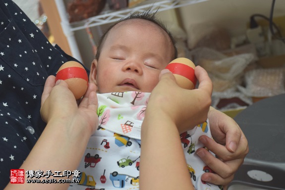 剃胎毛、滿月剃頭、嬰兒剃頭、嬰兒理髮、嬰兒剃髮、嬰兒剃胎毛、嬰兒滿月剃頭、寶寶剃頭、剃胎毛儀式、剃胎毛吉祥話、滿月剃頭儀式、滿月剃頭吉祥話、寶寶剃胎毛、寶寶滿月剃頭理髮、新竹香山區剃胎毛、新竹香山區滿月剃頭、新竹香山區嬰兒剃頭剃胎毛、新竹香山區嬰兒理髮、新竹香山區嬰兒剃髮、蔡寶寶(新竹香山區嬰兒寶寶滿月剃頭理髮、免費嬰兒剃胎毛儀式吉祥話)。中國風會場，爸媽寶貝免費穿「日中韓」古裝禮服。專業拍照、DVD光碟、證書。★購買「臍帶章、肚臍章、胎毛筆刷印章」贈送：剃頭、收涎、抓周，三選一。2017.06.10 照片3