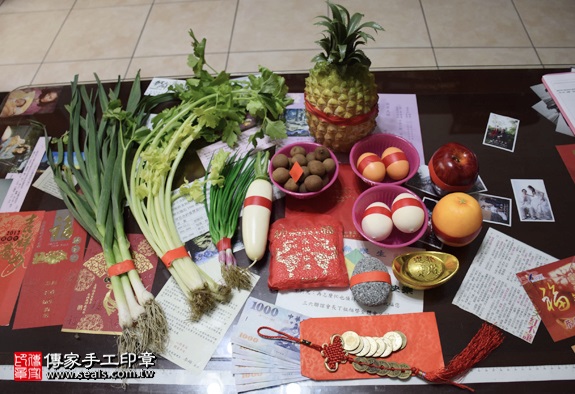剃胎毛、滿月剃頭、嬰兒剃頭、嬰兒理髮、嬰兒剃髮、嬰兒剃胎毛、嬰兒滿月剃頭、寶寶剃頭、剃胎毛儀式、剃胎毛吉祥話、滿月剃頭儀式、滿月剃頭吉祥話、寶寶剃胎毛、寶寶滿月剃頭理髮、 桃園中壢區剃胎毛、桃園中壢區滿月剃頭、 桃園中壢區嬰兒剃頭剃胎毛、桃園中壢區嬰兒理髮、桃園中壢區嬰兒剃髮、焦寶寶(桃園中壢區到府嬰兒寶寶滿月剃頭理髮、免費到府嬰兒剃胎毛儀式吉祥話)。到府剃頭剃胎毛主持、專業拍照、DVD光碟、證書。★購買「臍帶章、肚臍章、胎毛筆刷印章」贈送：剃頭、收涎、抓周，三選一。2016.03.05 照片1