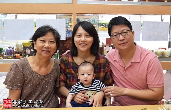 剃胎毛、滿月剃頭、嬰兒剃頭、嬰兒理髮、嬰兒剃髮、嬰兒剃胎毛、嬰兒滿月剃頭、寶寶剃頭、剃胎毛儀式、剃胎毛吉祥話、滿月剃頭儀式、滿月剃頭吉祥話、寶寶剃胎毛、寶寶滿月剃頭理髮、 新竹市香山地區剃胎毛、新竹市香山地區滿月剃頭、新竹市香山地區嬰兒剃頭剃胎毛、新竹市香山地區嬰兒理髮、新竹市嬰兒剃髮、 葉寶寶(新竹香山區嬰兒寶寶滿月剃頭理髮、免費嬰兒剃胎毛儀式吉祥話)。中國風會場，爸媽寶貝免費穿「日中韓」古裝禮服。專業拍照、DVD光碟、證書。★購買「臍帶章、肚臍章、胎毛筆刷印章」贈送：剃頭、收涎、抓周，三選一。2017.09.09照片2