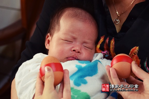 剃胎毛、滿月剃頭、嬰兒剃頭、嬰兒理髮、嬰兒剃髮、嬰兒剃胎毛、嬰兒滿月剃頭、寶寶剃頭、剃胎毛儀式、剃胎毛吉祥話、滿月剃頭儀式、滿月剃頭吉祥話、寶寶剃胎毛、寶寶滿月剃頭理髮、 台中市西區地區剃胎毛、台中市西區地區滿月剃頭、台中市西區地區嬰兒剃頭剃胎毛、台中市西區地區嬰兒理髮、台中市嬰兒剃髮、吳寶寶(台中市西區到府嬰兒寶寶滿月剃頭理髮、免費到府嬰兒剃胎毛儀式吉祥話)。到府剃頭剃胎毛主持、專業拍照、DVD光碟、證書。★購買「臍帶章、肚臍章、胎毛筆刷印章」贈送：剃頭、收涎、抓周，三選一。2017.11.10照片4