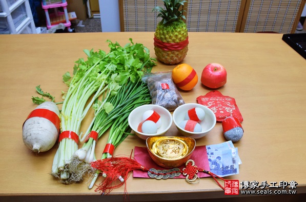 剃胎毛、滿月剃頭、嬰兒剃頭、嬰兒理髮、嬰兒剃髮、嬰兒剃胎毛、嬰兒滿月剃頭、寶寶剃頭、剃胎毛儀式、剃胎毛吉祥話、滿月剃頭儀式、滿月剃頭吉祥話、寶寶剃胎毛、寶寶滿月剃頭理髮、台中北區剃胎毛、台中北區滿月剃頭、台中北區嬰兒剃頭剃胎毛、台中北區嬰兒理髮、台中北區嬰兒剃髮、蔡寶寶(台中北區嬰兒寶寶滿月剃頭理髮、免費嬰兒剃胎毛儀式吉祥話)。中國風會場，爸媽寶貝免費穿「日中韓」古裝禮服。專業拍照、DVD光碟、證書。★購買「臍帶章、肚臍章、胎毛筆刷印章」贈送：剃頭、收涎、抓周，三選一。2016.02.21 照片1