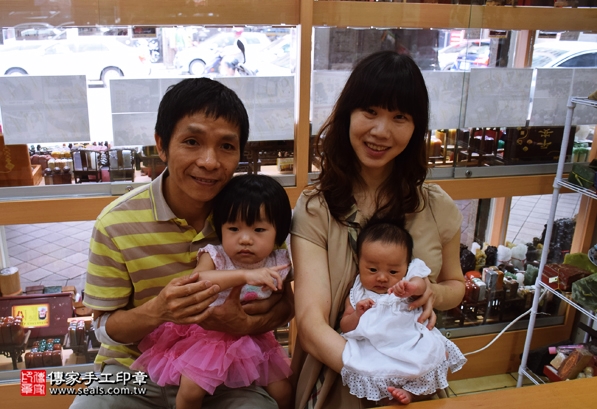 剃胎毛、滿月剃頭、嬰兒剃頭、嬰兒理髮、嬰兒剃髮、嬰兒剃胎毛、嬰兒滿月剃頭、寶寶剃頭、剃胎毛儀式、剃胎毛吉祥話、滿月剃頭儀式、滿月剃頭吉祥話、寶寶剃胎毛、寶寶滿月剃頭理髮、新北永和區剃胎毛、新北永和區滿月剃頭、新北永和區嬰兒剃頭剃胎毛、新北永和區嬰兒理髮、新北永和區嬰兒剃髮、陳寶寶(新北永和區嬰兒寶寶滿月剃頭理髮、免費嬰兒剃胎毛儀式吉祥話)。中國風會場，爸媽寶貝免費穿「日中韓」古裝禮服。專業拍照、DVD光碟、證書。★購買「臍帶章、肚臍章、胎毛筆刷印章」贈送：剃頭、收涎、抓周，三選一。2016.05.15  照片2