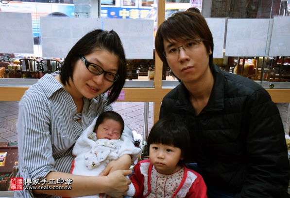 剃胎毛、滿月剃頭、嬰兒剃頭、嬰兒理髮、嬰兒剃髮、嬰兒剃胎毛、嬰兒滿月剃頭、寶寶剃頭、剃胎毛儀式、剃胎毛吉祥話、滿月剃頭儀式、滿月剃頭吉祥話、寶寶剃胎毛、寶寶滿月剃頭理髮、新北永和區剃胎毛、新北永和區滿月剃頭、新北永和區嬰兒剃頭剃胎毛、新北永和區嬰兒理髮、新北永和區嬰兒剃髮、吳寶寶(新北永和區嬰兒寶寶滿月剃頭理髮、免費嬰兒剃胎毛儀式吉祥話)。中國風會場，爸媽寶貝免費穿「日中韓」古裝禮服。專業拍照、DVD光碟、證書。★購買「臍帶章、肚臍章、胎毛筆刷印章」贈送：剃頭、收涎、抓周，三選一。2016.05.18  照片2