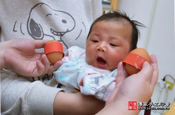 剃胎毛、滿月剃頭、嬰兒剃頭、嬰兒理髮、嬰兒剃髮、嬰兒剃胎毛、嬰兒滿月剃頭、寶寶剃頭、剃胎毛儀式、剃胎毛吉祥話、滿月剃頭儀式、滿月剃頭吉祥話、寶寶剃胎毛、寶寶滿月剃頭理髮、新竹香山區剃胎毛、新竹香山區滿月剃頭、新竹香山區嬰兒剃頭剃胎毛、新竹香山區嬰兒理髮、新竹香山區嬰兒剃髮、陳寶寶(新竹香山區嬰兒寶寶滿月剃頭理髮、免費嬰兒剃胎毛儀式吉祥話)。中國風會場，爸媽寶貝免費穿「日中韓」古裝禮服。專業拍照、DVD光碟、證書。★購買「臍帶章、肚臍章、胎毛筆刷印章」贈送：剃頭、收涎、抓周，三選一。2016.02.26 照片3