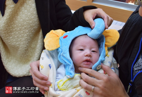 剃胎毛、滿月剃頭、嬰兒剃頭、嬰兒理髮、嬰兒剃髮、嬰兒剃胎毛、嬰兒滿月剃頭、寶寶剃頭、剃胎毛儀式、剃胎毛吉祥話、滿月剃頭儀式、滿月剃頭吉祥話、寶寶剃胎毛、寶寶滿月剃頭理髮、新竹香山區剃胎毛、新竹香山區滿月剃頭、新竹香山區嬰兒剃頭剃胎毛、新竹香山區嬰兒理髮、新竹香山區嬰兒剃髮、陳寶寶(新竹香山區嬰兒寶寶滿月剃頭理髮、免費嬰兒剃胎毛儀式吉祥話)。中國風會場，爸媽寶貝免費穿「日中韓」古裝禮服。專業拍照、DVD光碟、證書。★購買「臍帶章、肚臍章、胎毛筆刷印章」贈送：剃頭、收涎、抓周，三選一。2016.03.26  照片3