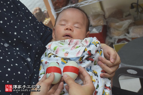 剃胎毛、滿月剃頭、嬰兒剃頭、嬰兒理髮、嬰兒剃髮、嬰兒剃胎毛、嬰兒滿月剃頭、寶寶剃頭、剃胎毛儀式、剃胎毛吉祥話、滿月剃頭儀式、滿月剃頭吉祥話、寶寶剃胎毛、寶寶滿月剃頭理髮、新竹香山區剃胎毛、新竹香山區滿月剃頭、新竹香山區嬰兒剃頭剃胎毛、新竹香山區嬰兒理髮、新竹香山區嬰兒剃髮、蔡寶寶(新竹香山區嬰兒寶寶滿月剃頭理髮、免費嬰兒剃胎毛儀式吉祥話)。中國風會場，爸媽寶貝免費穿「日中韓」古裝禮服。專業拍照、DVD光碟、證書。★購買「臍帶章、肚臍章、胎毛筆刷印章」贈送：剃頭、收涎、抓周，三選一。2017.06.10 照片4
