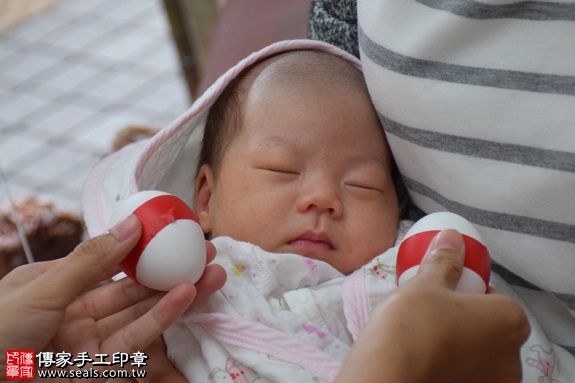 剃胎毛、滿月剃頭、嬰兒剃頭、嬰兒理髮、嬰兒剃髮、嬰兒剃胎毛、嬰兒滿月剃頭、寶寶剃頭、剃胎毛儀式、剃胎毛吉祥話、滿月剃頭儀式、滿月剃頭吉祥話、寶寶剃胎毛、寶寶滿月剃頭理髮、新竹香山區剃胎毛、新竹香山區滿月剃頭、新竹香山區嬰兒剃頭剃胎毛、新竹香山區嬰兒理髮、新竹香山區嬰兒剃髮、洪寶寶(新竹香山區嬰兒寶寶滿月剃頭理髮、免費嬰兒剃胎毛儀式吉祥話)。中國風會場，爸媽寶貝免費穿「日中韓」古裝禮服。專業拍照、DVD光碟、證書。★購買「臍帶章、肚臍章、胎毛筆刷印章」贈送：剃頭、收涎、抓周，三選一。2017.07.08 照片3