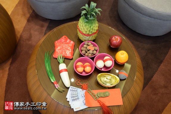 剃胎毛、滿月剃頭、嬰兒剃頭、嬰兒理髮、嬰兒剃髮、嬰兒剃胎毛、嬰兒滿月剃頭、寶寶剃頭、剃胎毛儀式、剃胎毛吉祥話、滿月剃頭儀式、滿月剃頭吉祥話、寶寶剃胎毛、寶寶滿月剃頭理髮、 新北市三重地區剃胎毛、新北市三重地區滿月剃頭、新北市三重地區嬰兒剃頭剃胎毛、新北市三重地區嬰兒理髮、新北市嬰兒剃髮、張寶寶(新北三重區到府嬰兒寶寶滿月剃頭理髮、免費到府嬰兒剃胎毛儀式吉祥話)。到府剃頭剃胎毛主持、專業拍照、DVD光碟、證書。★購買「臍帶章、肚臍章、胎毛筆刷印章」贈送：剃頭、收涎、抓周，三選一。2017.09.09照片1