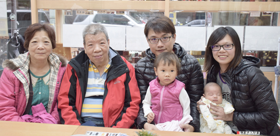 郭寶寶(新北永和區嬰兒寶寶滿月剃頭理髮、免費嬰兒剃胎毛儀式吉祥話)。中國風會場，爸媽寶貝免費穿「日中韓」古裝禮服。專業拍照、DVD光碟、證書。★購買「臍帶章、肚臍章、胎毛筆刷印章」贈送：剃頭、收涎、抓周，三選一。 2015.12.06 照片2