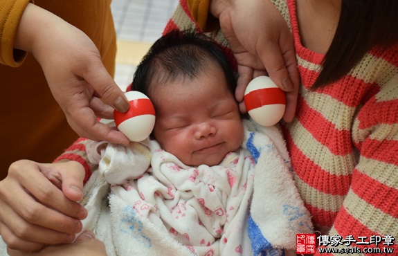 剃胎毛、滿月剃頭、嬰兒剃頭、嬰兒理髮、嬰兒剃髮、嬰兒剃胎毛、嬰兒滿月剃頭、寶寶剃頭、剃胎毛儀式、剃胎毛吉祥話、滿月剃頭儀式、滿月剃頭吉祥話、寶寶剃胎毛、寶寶滿月剃頭理髮、新竹香山區剃胎毛、新竹香山區滿月剃頭、新竹香山區嬰兒剃頭剃胎毛、新竹香山區嬰兒理髮、新竹香山區嬰兒剃髮、陳寶寶(新竹香山區嬰兒寶寶滿月剃頭理髮、免費嬰兒剃胎毛儀式吉祥話)。中國風會場，爸媽寶貝免費穿「日中韓」古裝禮服。專業拍照、DVD光碟、證書。★購買「臍帶章、肚臍章、胎毛筆刷印章」贈送：剃頭、收涎、抓周，三選一。2017.02.19 照片3