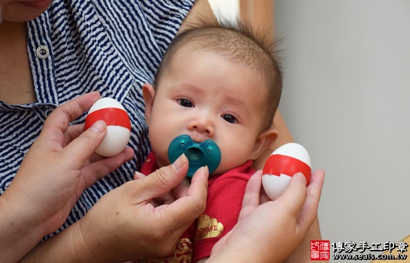 剃胎毛、滿月剃頭、嬰兒剃頭、嬰兒理髮、嬰兒剃髮、嬰兒剃胎毛、嬰兒滿月剃頭、寶寶剃頭、剃胎毛儀式、剃胎毛吉祥話、滿月剃頭儀式、滿月剃頭吉祥話、寶寶剃胎毛、寶寶滿月剃頭理髮、新竹香山區剃胎毛、新竹香山區滿月剃頭、新竹香山區嬰兒剃頭剃胎毛、新竹香山區嬰兒理髮、新竹香山區嬰兒剃髮、金寶寶(新竹香山區嬰兒寶寶滿月剃頭理髮、免費嬰兒剃胎毛儀式吉祥話)。中國風會場，爸媽寶貝免費穿「日中韓」古裝禮服。專業拍照、DVD光碟、證書。★購買「臍帶章、肚臍章、胎毛筆刷印章」贈送：剃頭、收涎、抓周，三選一。2016.10.08 照片3