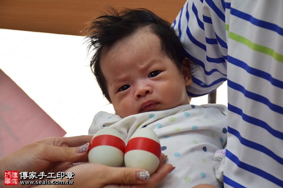 剃胎毛、滿月剃頭、嬰兒剃頭、嬰兒理髮、嬰兒剃髮、嬰兒剃胎毛、嬰兒滿月剃頭、寶寶剃頭、剃胎毛儀式、剃胎毛吉祥話、滿月剃頭儀式、滿月剃頭吉祥話、寶寶剃胎毛、寶寶滿月剃頭理髮、 新竹市香山地區剃胎毛、新竹市香山地區滿月剃頭、新竹市香山地區嬰兒剃頭剃胎毛、新竹市香山地區嬰兒理髮、新竹市嬰兒剃髮、 許寶寶(新竹香山區嬰兒寶寶滿月剃頭理髮、免費嬰兒剃胎毛儀式吉祥話)。中國風會場，爸媽寶貝免費穿「日中韓」古裝禮服。專業拍照、DVD光碟、證書。★購買「臍帶章、肚臍章、胎毛筆刷印章」贈送：剃頭、收涎、抓周，三選一。2017.08.11照片4