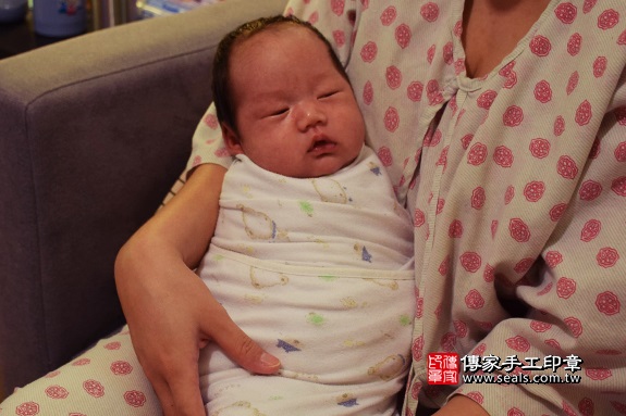 剃胎毛、滿月剃頭、嬰兒剃頭、嬰兒理髮、嬰兒剃髮、嬰兒剃胎毛、嬰兒滿月剃頭、寶寶剃頭、剃胎毛儀式、剃胎毛吉祥話、滿月剃頭儀式、滿月剃頭吉祥話、寶寶剃胎毛、寶寶滿月剃頭理髮、 台中市西屯地區剃胎毛、台中市西屯地區滿月剃頭、台中市西屯地區嬰兒剃頭剃胎毛、台中市西屯地區嬰兒理髮、台中市嬰兒剃髮、馮寶寶(台中西屯區到府嬰兒寶寶滿月剃頭理髮、免費到府嬰兒剃胎毛儀式吉祥話)。到府剃頭剃胎毛主持、專業拍照、DVD光碟、證書。★購買「臍帶章、肚臍章、胎毛筆刷印章」贈送：剃頭、收涎、抓周，三選一。2017.09.16照片2
