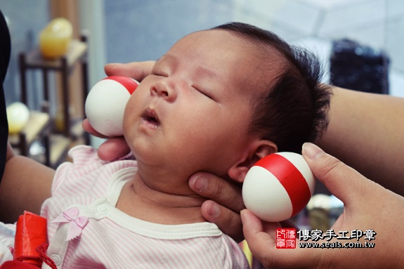 剃胎毛、滿月剃頭、嬰兒剃頭、嬰兒理髮、嬰兒剃髮、嬰兒剃胎毛、嬰兒滿月剃頭、寶寶剃頭、剃胎毛儀式、剃胎毛吉祥話、滿月剃頭儀式、滿月剃頭吉祥話、寶寶剃胎毛、寶寶滿月剃頭理髮、 台中市北區地區剃胎毛、台中市北區地區滿月剃頭、台中市北區地區嬰兒剃頭剃胎毛、台中市北區地區嬰兒理髮、台中市嬰兒剃髮、烏賊(台中市北區嬰兒寶寶滿月剃頭理髮、免費嬰兒剃胎毛儀式吉祥話)。中國風會場，爸媽寶貝免費穿「日中韓」古裝禮服。專業拍照、DVD光碟、證書。★購買「臍帶章、肚臍章、胎毛筆刷印章」贈送：剃頭、收涎、抓周，三選一。2017.09.16照片4