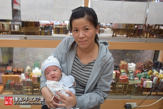 剃胎毛、滿月剃頭、嬰兒剃頭、嬰兒理髮、嬰兒剃髮、嬰兒剃胎毛、嬰兒滿月剃頭、寶寶剃頭、剃胎毛儀式、剃胎毛吉祥話、滿月剃頭儀式、滿月剃頭吉祥話、寶寶剃胎毛、寶寶滿月剃頭理髮、 新北市永和地區剃胎毛、新北市永和地區滿月剃頭、新北市永和地區嬰兒剃頭剃胎毛、新北市永和地區嬰兒理髮、新北市嬰兒剃髮、徐寶寶(新北永和區嬰兒寶寶滿月剃頭理髮、免費嬰兒剃胎毛儀式吉祥話)。中國風會場，爸媽寶貝免費穿「日中韓」古裝禮服。專業拍照、DVD光碟、證書。★購買「臍帶章、肚臍章、胎毛筆刷印章」贈送：剃頭、收涎、抓周，三選一。2017.11.21照片2