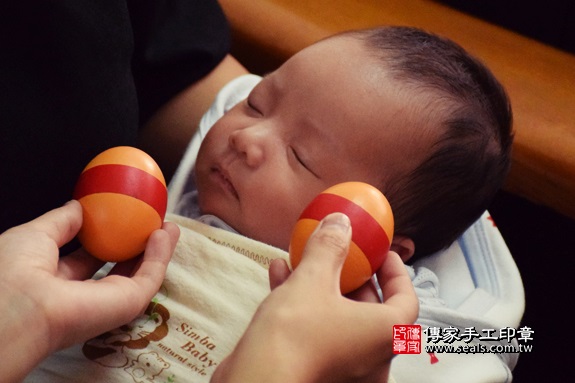 剃胎毛、滿月剃頭、嬰兒剃頭、嬰兒理髮、嬰兒剃髮、嬰兒剃胎毛、嬰兒滿月剃頭、寶寶剃頭、剃胎毛儀式、剃胎毛吉祥話、滿月剃頭儀式、滿月剃頭吉祥話、寶寶剃胎毛、寶寶滿月剃頭理髮、 彰化縣溪湖地區剃胎毛、彰化縣溪湖地區滿月剃頭、彰化縣溪湖地區嬰兒剃頭剃胎毛、彰化縣溪湖地區嬰兒理髮、彰化縣嬰兒剃髮、周寶寶(彰化溪湖鎮到府嬰兒寶寶滿月剃頭理髮、免費到府嬰兒剃胎毛儀式吉祥話)。到府剃頭剃胎毛主持、專業拍照、DVD光碟、證書。★購買「臍帶章、肚臍章、胎毛筆刷印章」贈送：剃頭、收涎、抓周，三選一。2017.11.18照片4